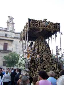 La corona es de Eduardo Seco Imbert en plata sobredorada de 1949 